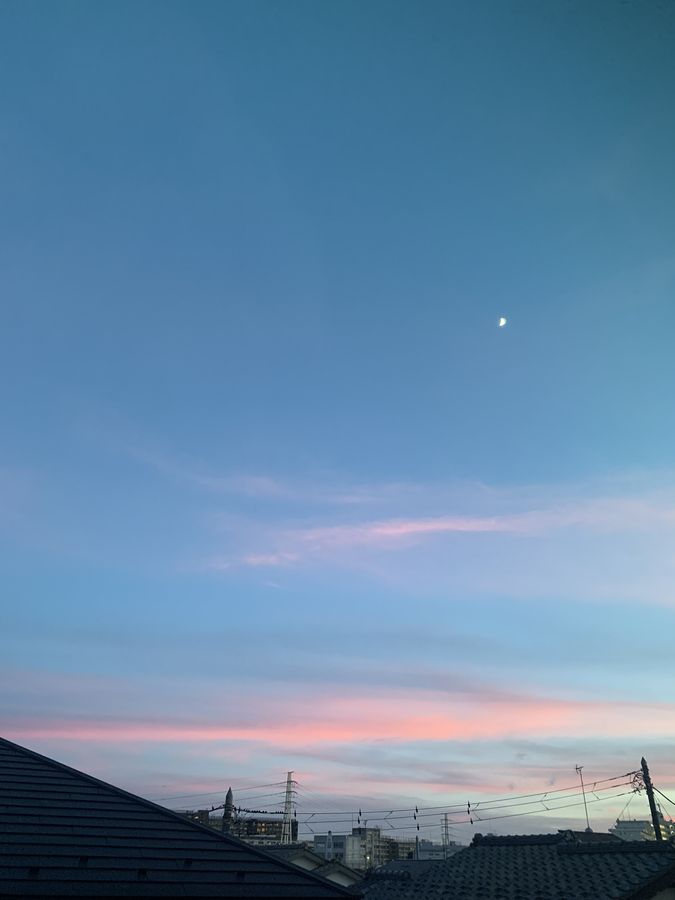 夕暮れの空と月の写真。ボタンで、上に散りばめる写真や記号の数を増減できます
